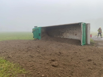 Lastwagen kippt zur Seite