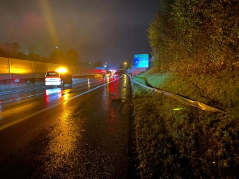 Selbstunfall auf nasser Fahrbahn