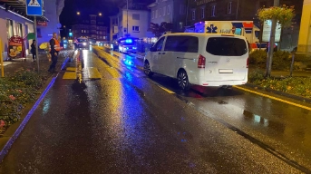 Mutter von Auto angefahren - Sohn durch Sturz verletzt