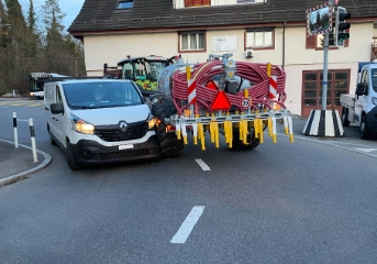 Landwirtschaftsanhänger trifft Lieferwagen