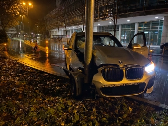 Auto mit Lichtmasten verkeilt