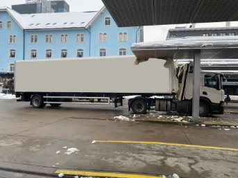 Sattelmotorfahrzeug beschädigt Busbahnhof