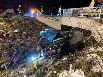 Selbstunfall endet neben Bach