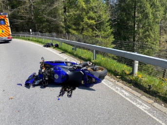 Motorradfahrer bei Selbstunfall verletzt
