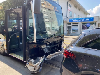 Kollision zwischen Auto und Linienbus