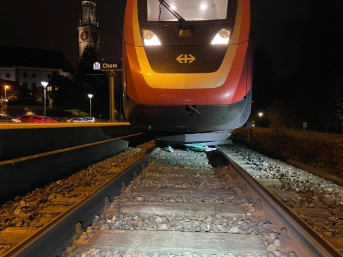 Reisezug fährt in Fussballtor