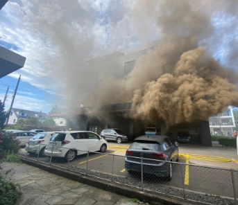 Feuer in einem Gewerbegebäude