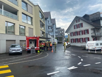 Ein Verletzter nach Brand auf Dachterrasse