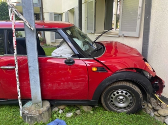 Auto prallt in Hausmauer
