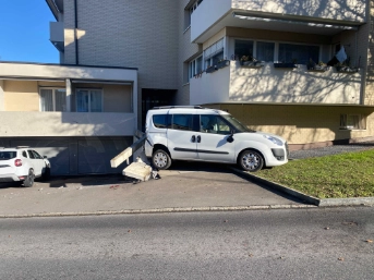 Auto rollt rückwärts in eine Mauer