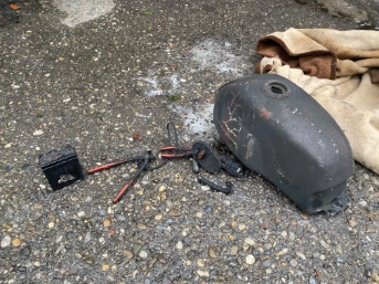 Feuer und Rauch in einem Motorradgeschäft 