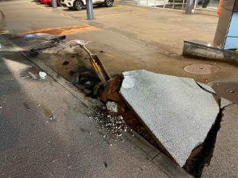 Auto auf Parkverbotstafel – Loch im Trottoir 
