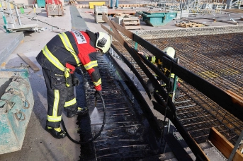 Flammen auf einer Baustelle