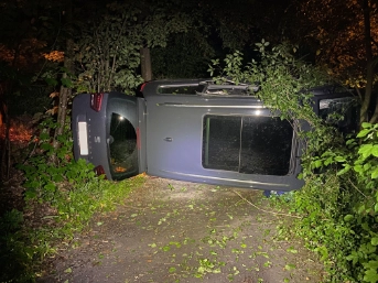 Auto landet auf der Seite