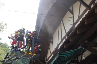 Feuer und Rauch in einem Einfamilienhaus