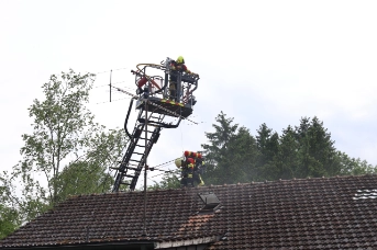Einsatzkräfte auf der Suche nach Glutnestern