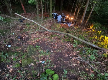 Motorradlenker stürzt Abhang hinunter