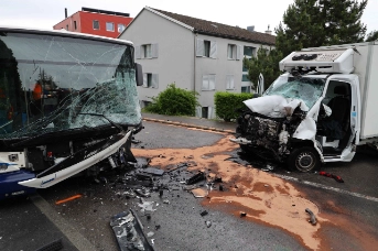 Frontalkollision zwischen Lieferwagen und Linienbus