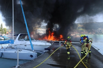 Mehrere Boote in Brand