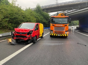 Kollision zwischen Lastwagen und Lieferwagen