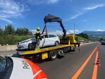 Auto landet auf dem Dach