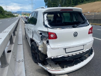 Auto prallt in Mittelleitplanke
