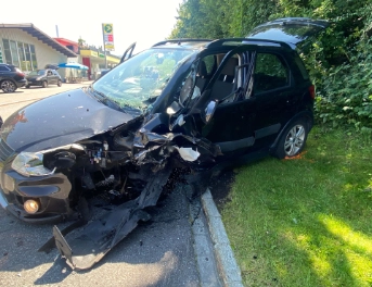 Seitlich-frontale Kollision zwischen zwei Autos