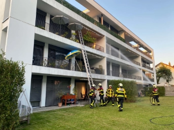 Flammen auf einem Balkon