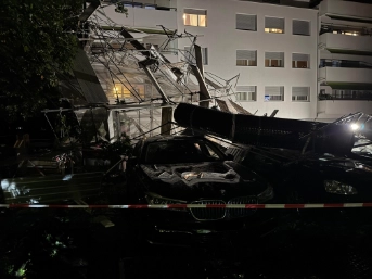 Baugerüst stürzt auf Autos