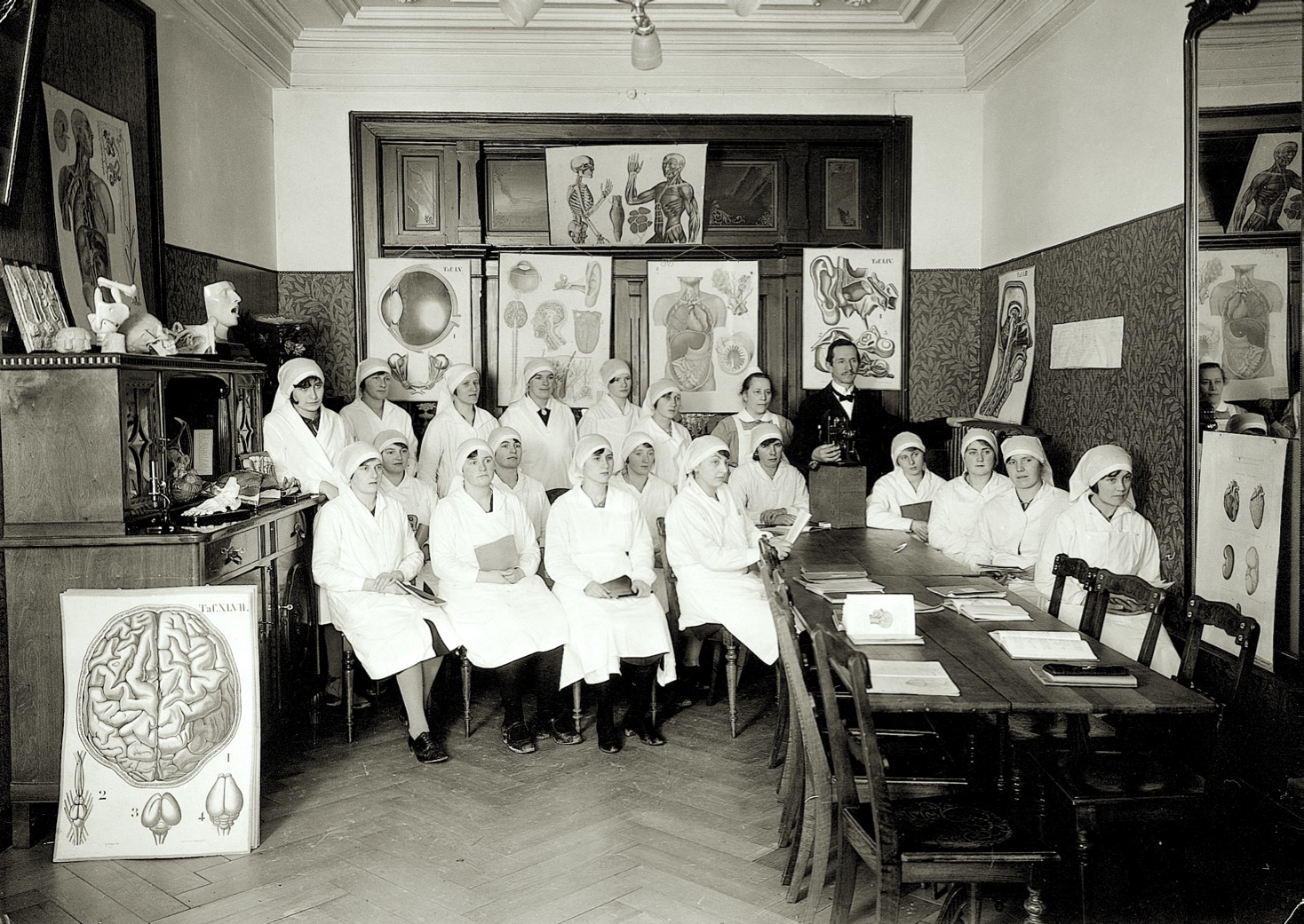 Ausbildung von Pflegerinnen des Liebfrauenhofs in der hauseigenen Pflegerinnenschule, vermutlich um 1930. Aus: Archiv der Liebfrauenschwestern, Zug