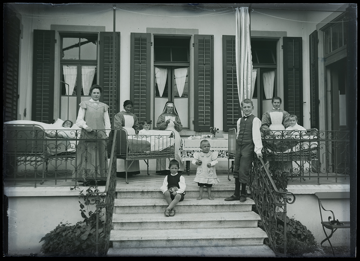 Pflegerinnen und Kinder, Kinderkurheim im Ägerital, ca. 1908. Bild: Fotostudio Bürgi. Quelle: Staatsarchiv Zug, P 132