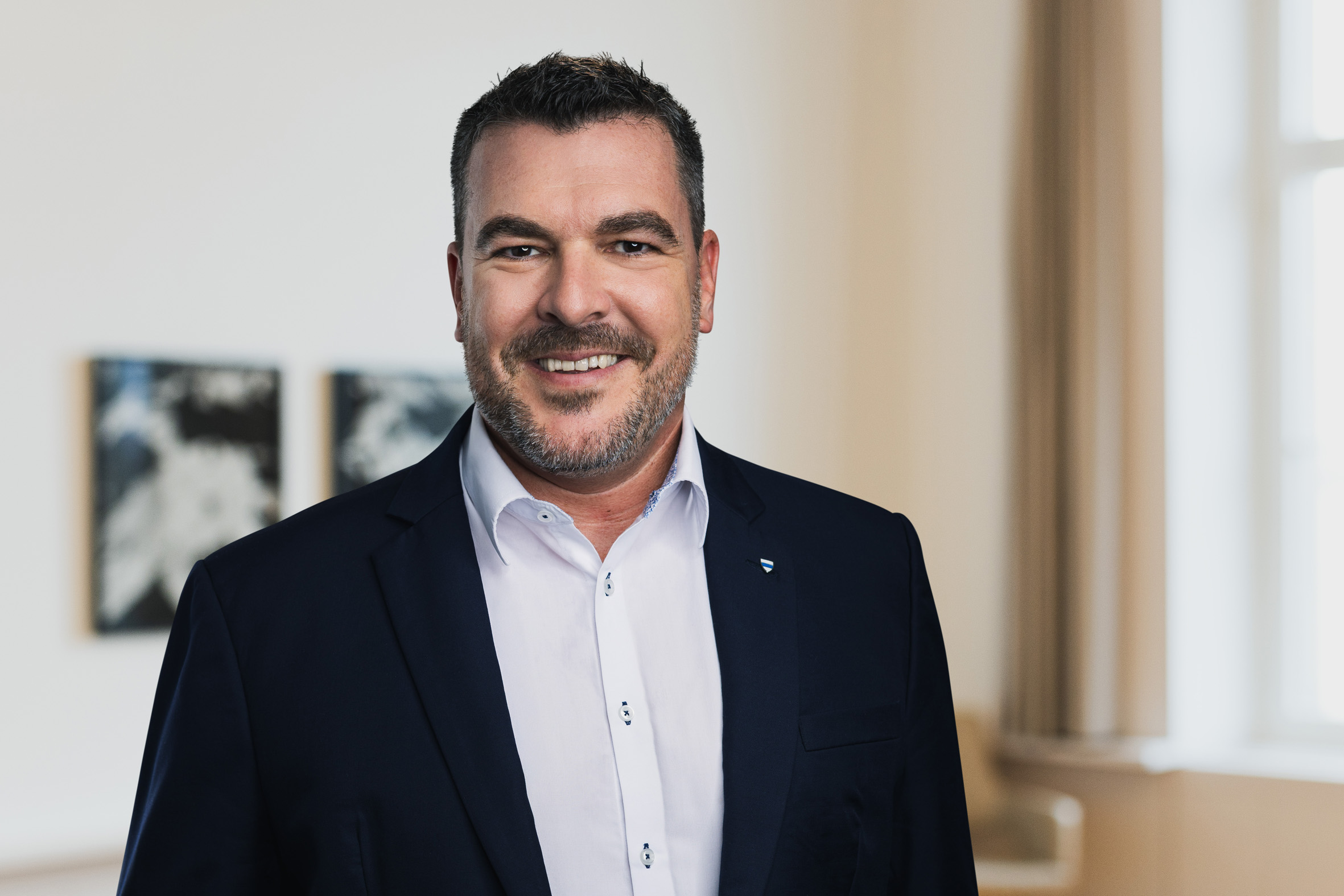 Foto 3: Porträt Florian Weber mit Krawatte